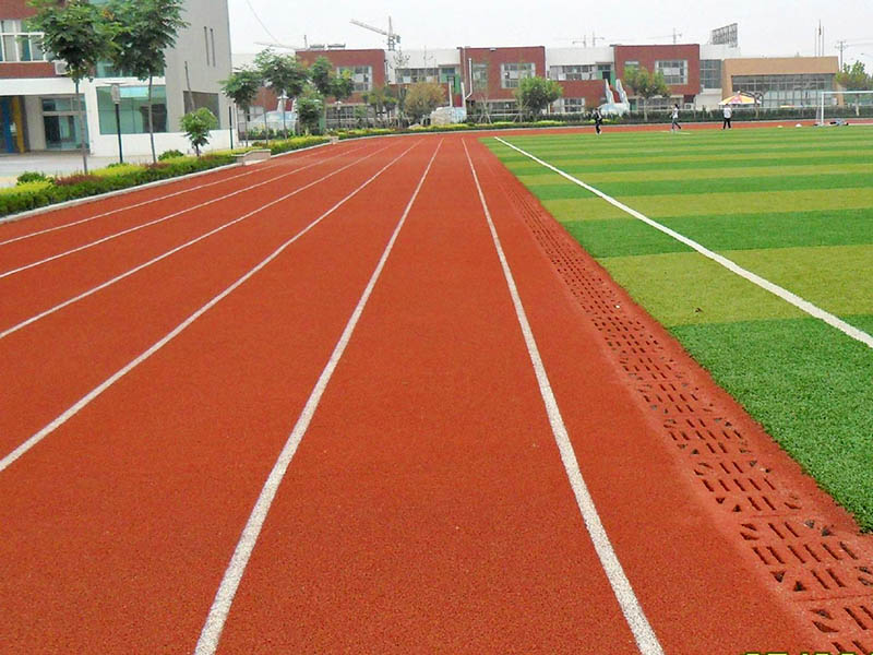 100米塑膠跑道與公路跑步哪個快？